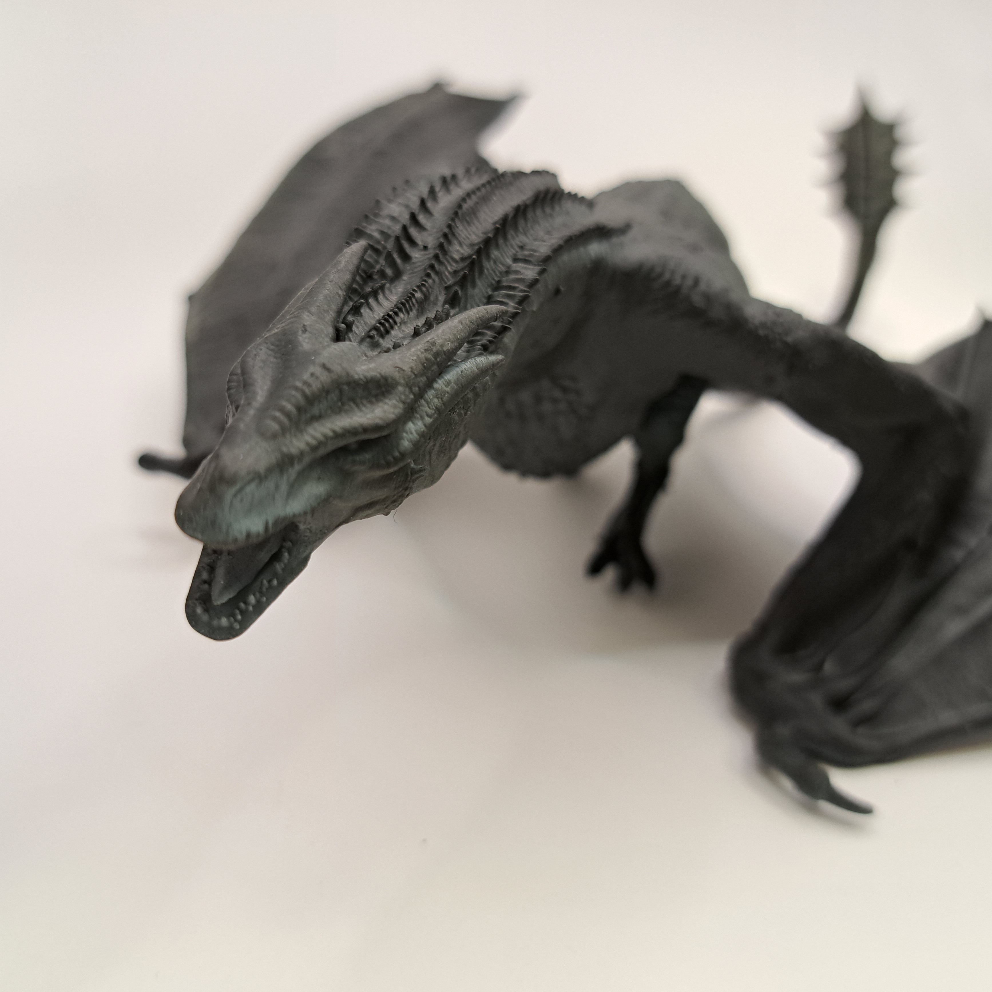 Dragon noir en résine imprimée en 3D