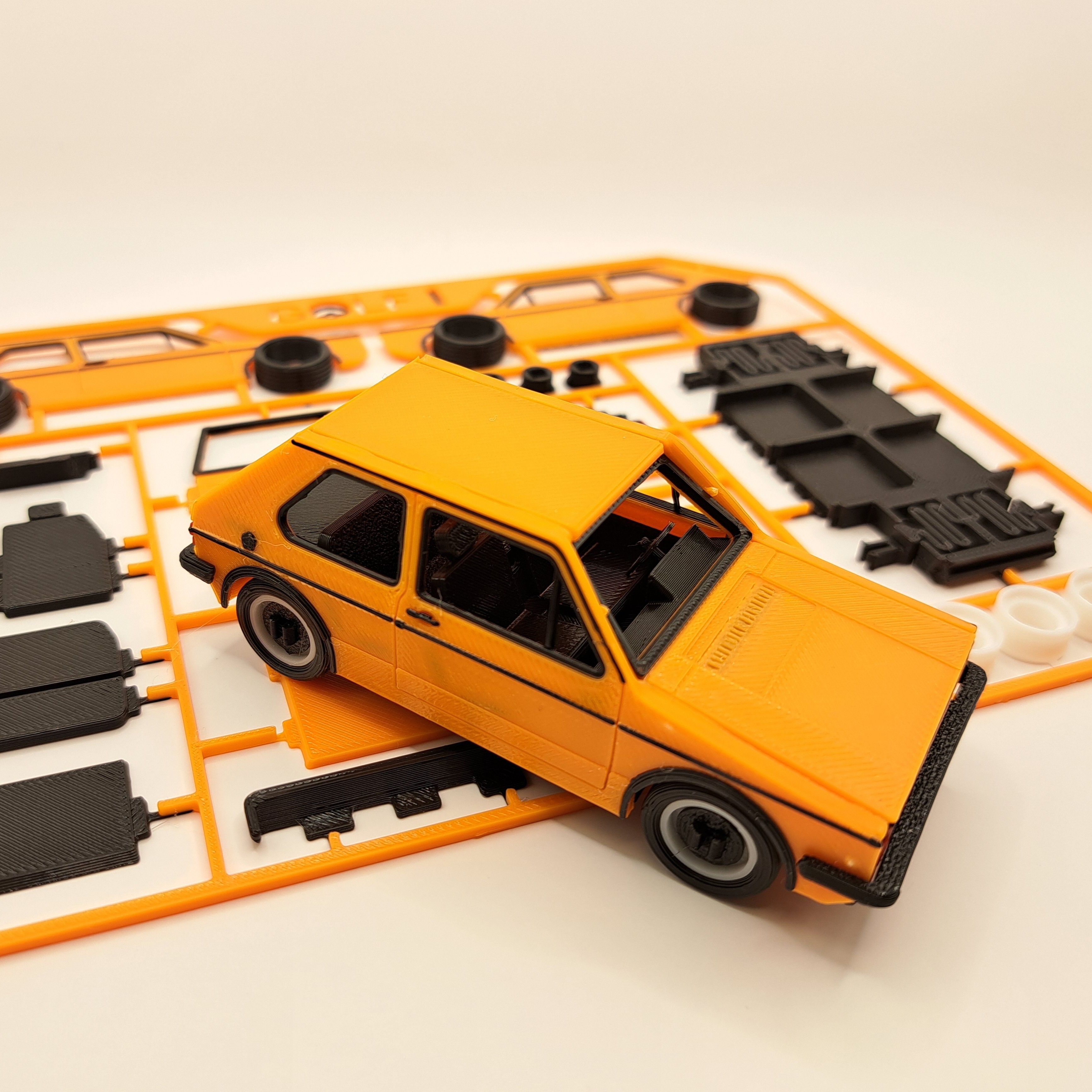 impression 3D d'une Golf MK1 orange imprimée en PLA